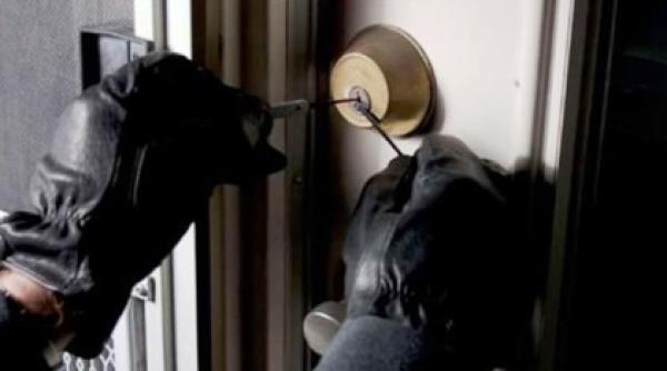 ITALIA. Jaf cu sfârșit prost pentru doi români: Unul a căzut de la balcon, în timp ce altul se ascundea în casă de polițiști