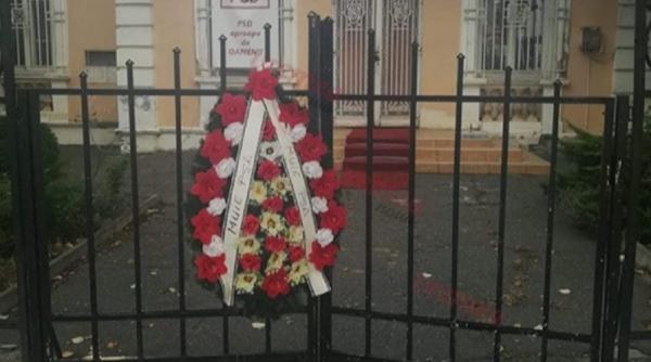 PSD, UMILIT după căderea Guvernului Dăncilă. O COROANĂ de FLORI a fost agățată de gardul unei organizații județene 