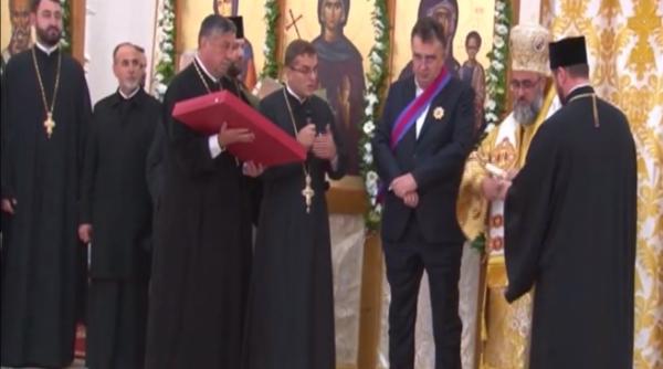 Oprișan și alți social-democrați, decorați de BOR: Preotul a încercat să-i pupe mâna șefului CJ Vrancea, dar acesta s-a ferit la timp (VIDEO)