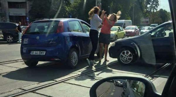 Imagini VIRALE cu două ȘOFERIȚE românce: S-au luat la BĂTAIE în intersecție 