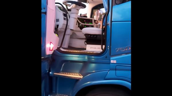 Un șofer ROMÂN de TIR l-a pus pe VAMEȘ să se DESCALȚE dacă vrea să urce în cabină să controleze: „Alooo! Descălțarea, boss!”