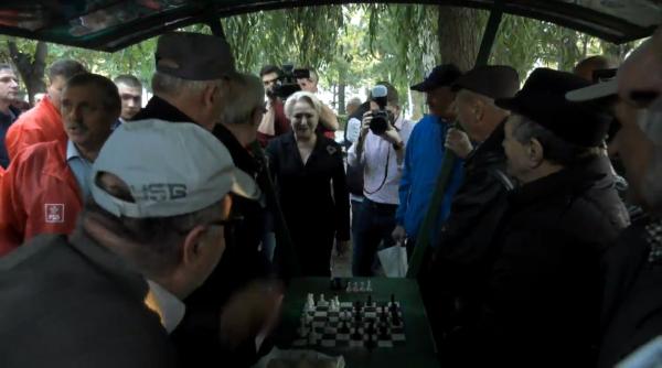 Viorica Dăncilă, în vizită într-un parc din Ialomița unde pensionarii jucau șah: „Lăsați-ne, mă!” (VIDEO)