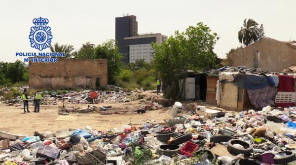 SPANIA: Copil ROMÂN ORFAN, vândut ca SCLAV unor conaționali. Alți CINCI români erau SILIȚI să trăiască în MIZERIE și nelegiuire 