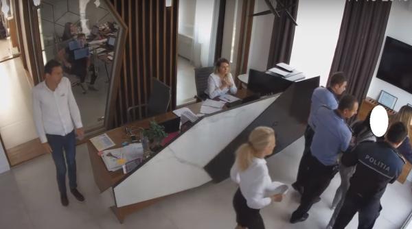 VIDEO - Poliţia Română GAFEAZĂ din nou! Femeie luată pe sus pentru că agenţii au GREŞIT adresa din mandat