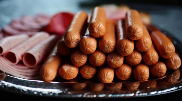 Germania. Un român face dezvăluiri CUTREMURĂTOARE din interiorul unei fabrici de mezeluri: "Carne stricată, cârnați mucegăiți"