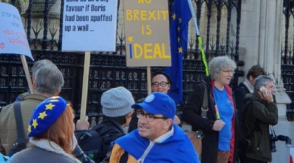 PROTESTE de stradă în LONDRA. Se cere ANULAREA Brexitului: „Opriți nenorocitul ăsta de coșmar!”