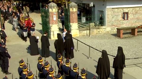 Regina-Mamă Elena s-a ÎNTORS, pentru totdeauna, ACASĂ: Suverarana este reînhumată la Curtea de Argeș, alături de fiul său, MS Regele Mihai I