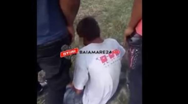 Adolescent român, BĂTUT și UMILIT pe un câmp de alți patru tineri. S-au lăudat apoi pe Internet cu isprava lor | VIDEO