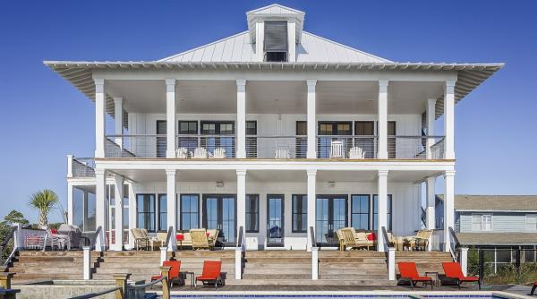 "Regele betonului" din Italia a rămas fără vila de lux. Proprietatea are 22 de camere şi piscină