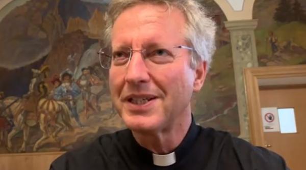 ULUITOR: EPISCOP catolic, HĂRȚUIT de o ROMÂNCĂ ÎNDRĂGOSTITĂ nebunește de el! I-a scris mesaje pe mormântul tatălui