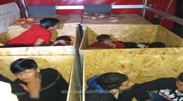 Un șofer ROMÂN de TIR, PRINS cu MIGRANȚII în CAMION, în drum spre Austria. 20 de OAMENI aproape MUREAU sufocați 