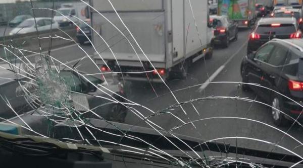 Franța: Șofer ROMÂN de TIR, atacat de migranți pe AUTOSTRADĂ: „Au blocat drumul, au vrut să intre“