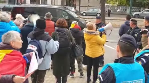 Dăncilă, întâmpinată de PROTESTATARI la Consiliul Județean Timiș - VIDEO