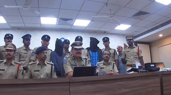 India. Doi ROMÂNI arestați, aduși în fața presei cu FEȚELE ACOPERITE cu CAGULE (VIDEO)