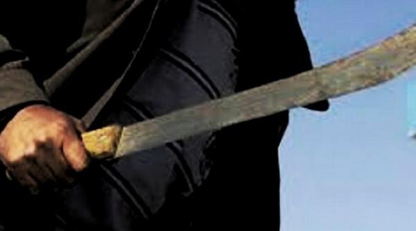 Echipă de campanie PSD, FUGĂRITĂ cu o MACETĂ pe stradă