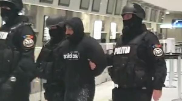 Român dat în urmărire prin INTERPOL, repatriat din Franța sub escorta Poliției Române