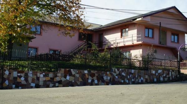 Tinerii plecați în străinătate au transformat cel mai sărac sat într-un vis. Palate în locul caselor sărăcăcioase