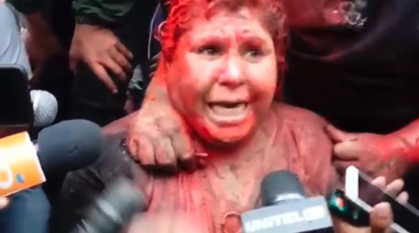 Moartea a doi protestatari, răzbunată brutal: Primarul a fost târât pe străzi, vopsit în roșu, tuns cu forța și obligat să-și semneze demisia (VIDEO)