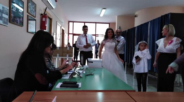Vot în DIASPORA. Încă o mireasă ROMÂNCĂ la secția de votare, în Italia. Scene INEDITE