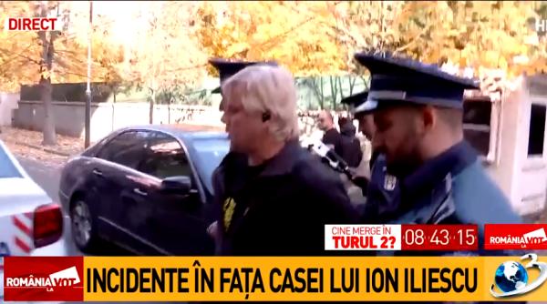 SCANDAL în fața casei lui Ion Iliescu. Protestatarul Marian Ceaușescu a fost REȚINUT de Poliție - VIDEO