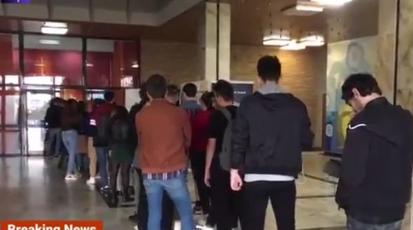Studenții ROMÂNI stau la COADĂ să voteze: „Nu poți tânji la schimbare dacă nu schimbi tu ceva”