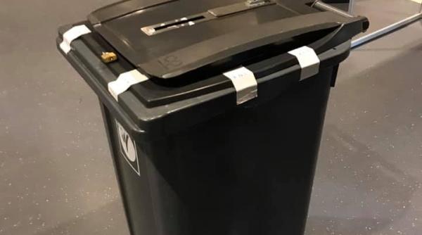 Vot în DIASPORA. La o secție din OLANDA, ROMÂNII și-au depus voturile într-o pubelă neagră