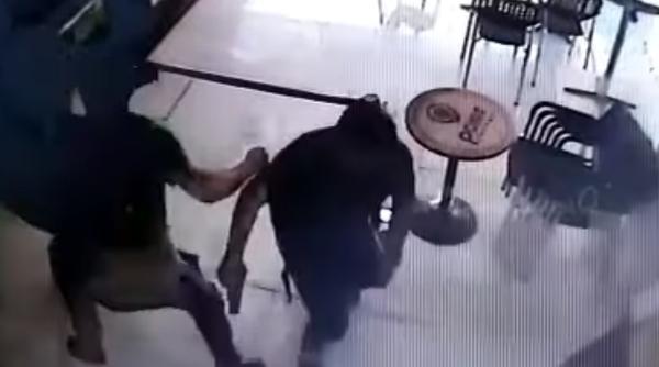 Indonezia. PRIMELE IMAGINI de la CONFRUNTAREA poliţiei cu cei doi ROMÂNI. Unul dintre ei a fost UCIS (VIDEO)