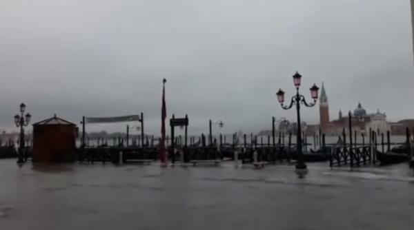 Veneția se confruntă cu cele mai GRAVE inundații din 1966. Un bărbat a murit
