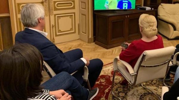 Detaliu INTERESANT în imaginea cu Viorica Dăncilă urmărind meciul România-Suedia: „Le-ați MÂNCAT!?“
