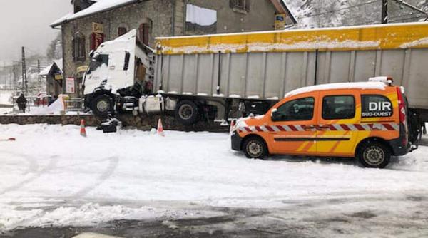 Un șofer român a creat HAOS pe un drum din Franța. A rămas cu TIR-ul suspendat pe o CASĂ