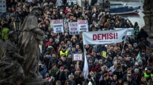 Cehia: 200 000 de oameni, în stradă, cer DEMISIA premierului acuzat de CORUPȚIE