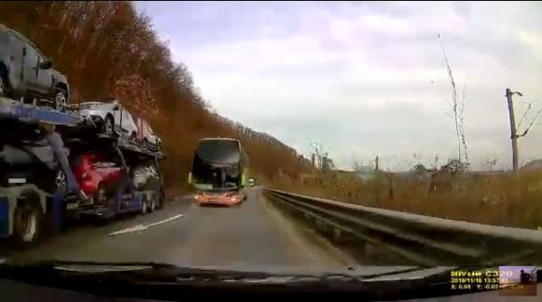 Un autocar din ROMÂNIA, care transportă români în TOATĂ EUROPA, la un pas de TRAGEDIE. Manevră PERICULOASĂ a șoferului (VIDEO)