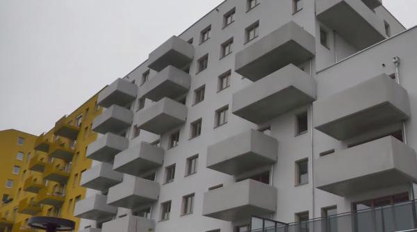 Austria. Zeci de familii de ROMÂNI au primit cheile noilor locuințe din „BLOCUL ROMÂNILOR”: „Aşa ia naştere un colţişor de Românie”