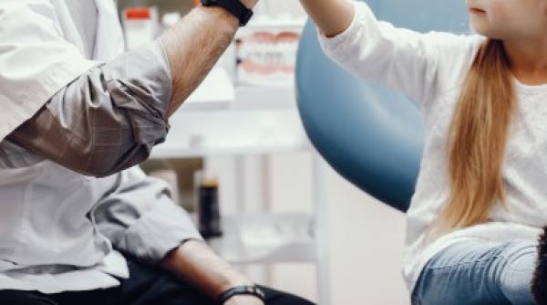 Franța. Caz șocant de pedofilie: un chirurg ar fi abuzat sexual 250 de copii