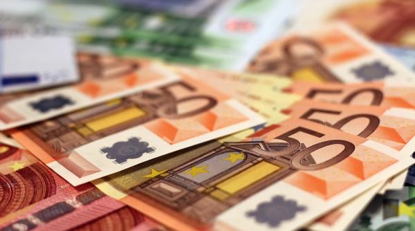 EURO doboară RECORD după RECORD. Un nou maxim istoric pentru a treia zi consecutiv