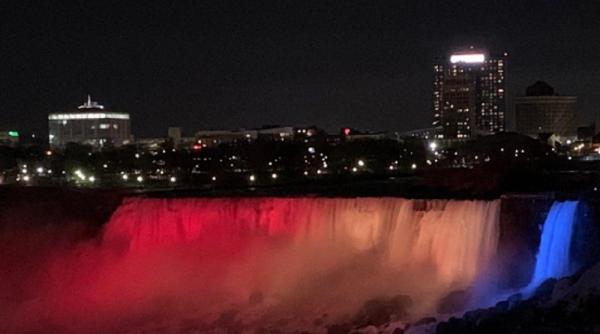O ROMÂNCĂ stabilită în UK a LUMINAT Cascada Niagara în culorile Steagului României 
