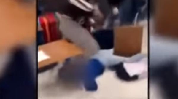 Scene ȘOCANTE filmate într-un liceu. Elevă cu DIZABILITĂȚI, BĂTUTĂ fără milă de profesoară