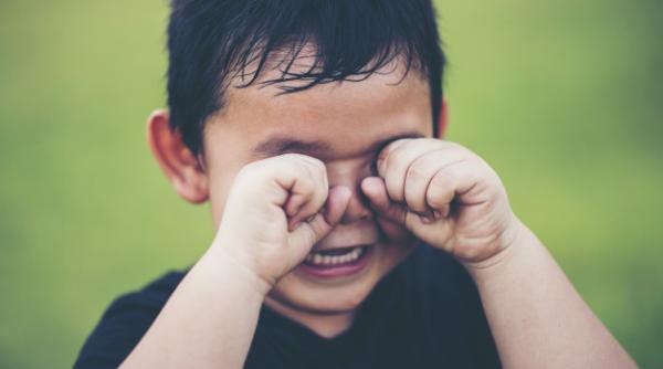 Situaţia TRAGICĂ a copiilor ROMÂNI: 350.000 au părinţii plecaţi în STRĂINĂTATE