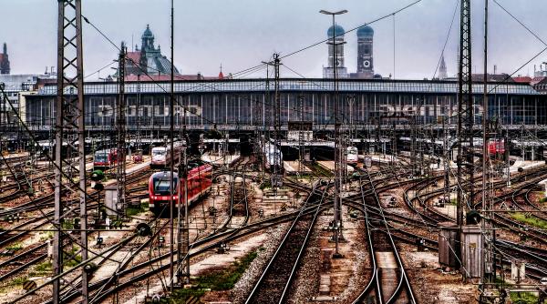 PANICĂ în Munchen. Un tren cu peste o SUTĂ de pasageri a DERAIAT