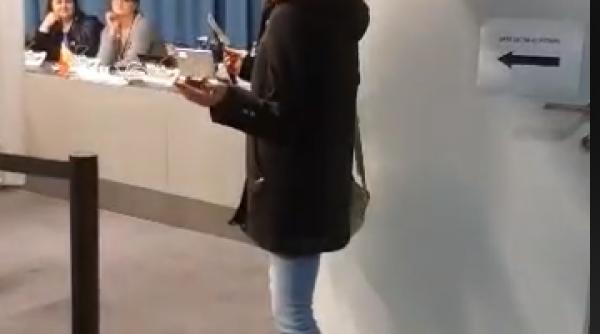 Imagini EMOȚIONANTE în Spania. O tânăra cântă "Acasă-i România" într-o secție de votare - VIDEO