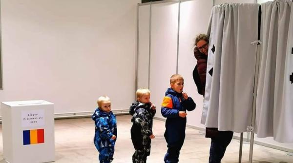 Imaginea VIITORULUI democrației, într-o secție de vot din DIASPORA: „Într-o zi vor vota si EI, sperăm acasă, în România“ 