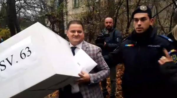 Ion Iliescu, INCIDENT la vot: Membrii secției S-AU ÎNTORS DIN DRUM cu urna mobilă. Protestatarul Marian Ceaușescu - „Se mai văd urmele de SÂNGE?“