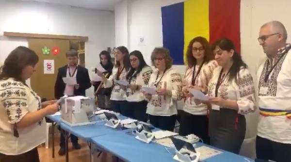 SHOW TOTAL la o secție de votare din Valencia. Românii au cântat "Vin colindătorii!" - VIDEO