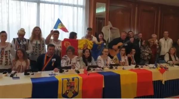 SPANIA. Românii, întâmpinați la vot cu melodii patriotice: „Nu mai sta pe DINAFARĂ că rămânem FĂRĂ ȚARĂ!“ (VIDEO)