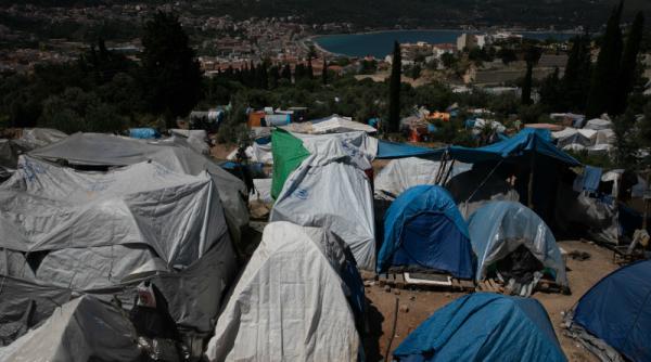 Migranții au luat cu ASALT insulele din Grecia și se plâng de viața grea. ONU: E inacceptabil