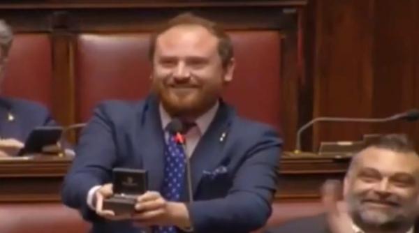 Italia. Un DEPUTAT și-a cerut iubita de SOȚIE în PLENUL Parlamentului. Ce a urmat este INCREDIBIL (VIDEO)