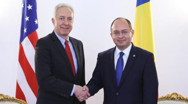 Ambasadorul SUA la Bucureşti, Hans Klemm, în vizită de rămas-bun la MAE. Ce a spus despre ridicarea vizelor pentru ROMÂNI