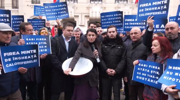 VIDEO - PROTEST în faţa Primăriei Capitalei. Oamenii au venit cu LIGHEANE: "Firea minte de îngheaţă CALORIFERELE!" 