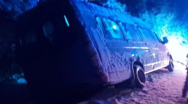 Microbuz cu 15 elevi ROMÂNI, răsturnat din cauza NINSORII