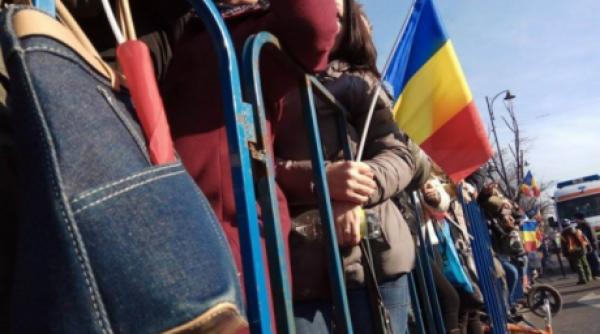 Mesajul unei ROMÂNCE, de Ziua Națională: „România, eu sunt fetița care și-a privit sora cum împachetează și pleacă departe”